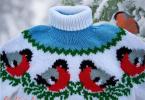 Этот нарядный детский свитер со снегирями вяжется спицами снизу вверх для удобства выполнения круглой жаккардовой кокетки